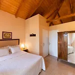 Almondtree House - Private Parking Exanthia