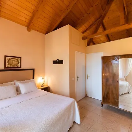 Almondtree House - Private Parking Exanthia