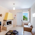Almondtree House - Private Parking Holiday home Exanthia