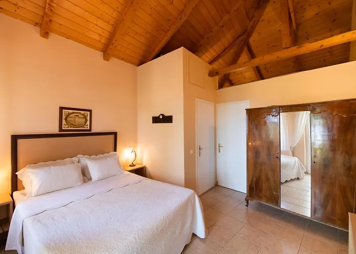 Almondtree House - Private Parking Exanthia