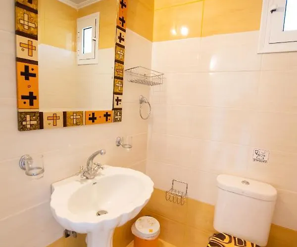 Almondtree House - Private Parking Exanthia